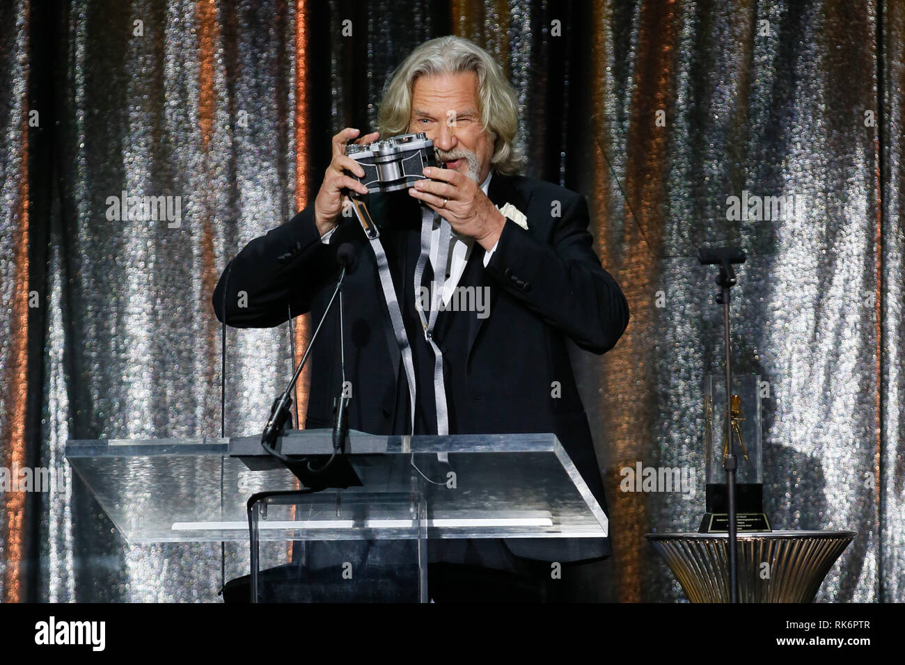 In California, Stati Uniti d'America. 10 feb 2019. In California, Stati Uniti d'America. 10 feb 2019. ASC consiglio dei governatori Award honoree Jeff Bridges utilizza una panoramica Widelux fotocamera per scattare una foto della folla come egli accetta il suo premio in occasione della trentatreesima ASC annuale premi e la società americana di cineasti centenario celebrazione presso la Ray Dolby sala da ballo a Hollywood & Highland, Sabato, 9 febbraio 2019 a Hollywood, in California. Foto di Danny Moloshok/Moloshok fotografia, Inc./imageSPACE/MediaPunch Credito: MediaPunch Inc/Alamy Live News Credito: MediaPunch Inc/Alamy Live News Foto Stock