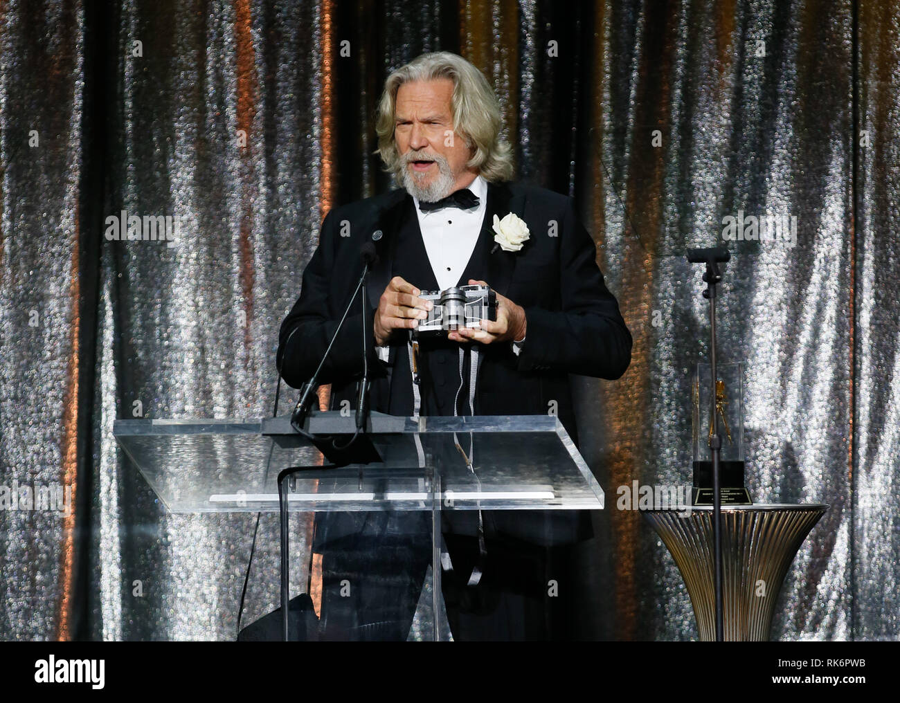 In California, Stati Uniti d'America. 10 feb 2019. In California, Stati Uniti d'America. 10 feb 2019. ASC consiglio dei governatori Award honoree Jeff Bridges utilizza una panoramica Widelux fotocamera per scattare una foto della folla come egli accetta il suo premio in occasione della trentatreesima ASC annuale premi e la società americana di cineasti centenario celebrazione presso la Ray Dolby sala da ballo a Hollywood & Highland, Sabato, 9 febbraio 2019 a Hollywood, in California. Foto di Danny Moloshok/Moloshok fotografia, Inc./imageSPACE/MediaPunch Credito: MediaPunch Inc/Alamy Live News Credito: MediaPunch Inc/Alamy Live News Foto Stock