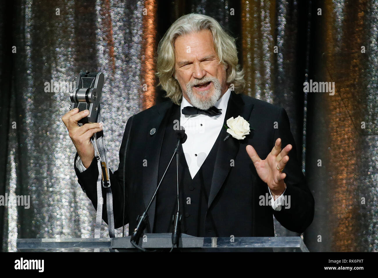 In California, Stati Uniti d'America. 10 feb 2019. In California, Stati Uniti d'America. 10 feb 2019. ASC consiglio dei governatori Award honoree Jeff Bridges utilizza una panoramica Widelux fotocamera per scattare una foto della folla come egli accetta il suo premio in occasione della trentatreesima ASC annuale premi e la società americana di cineasti centenario celebrazione presso la Ray Dolby sala da ballo a Hollywood & Highland, Sabato, 9 febbraio 2019 a Hollywood, in California. Foto di Danny Moloshok/Moloshok fotografia, Inc./imageSPACE/MediaPunch Credito: MediaPunch Inc/Alamy Live News Credito: MediaPunch Inc/Alamy Live News Foto Stock