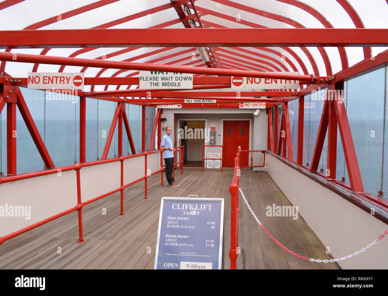 Il Boardwalk e ingresso al sollevamento a Shanklin sull'Isola di Wight, Regno Unito. Foto Stock