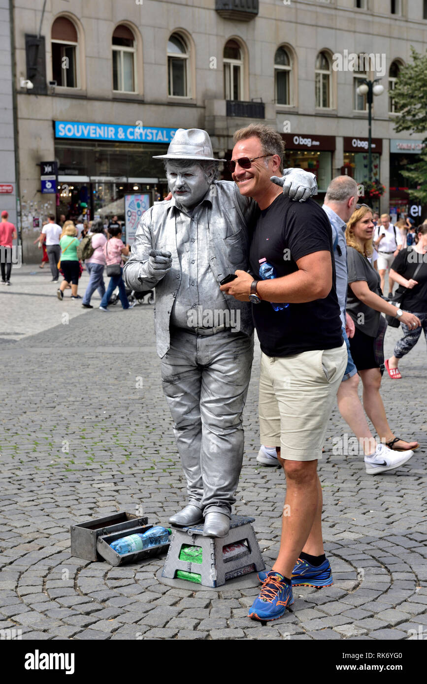 L'uomo, turistiche, posa con statua vivente, città vecchia Praga centrale Foto Stock