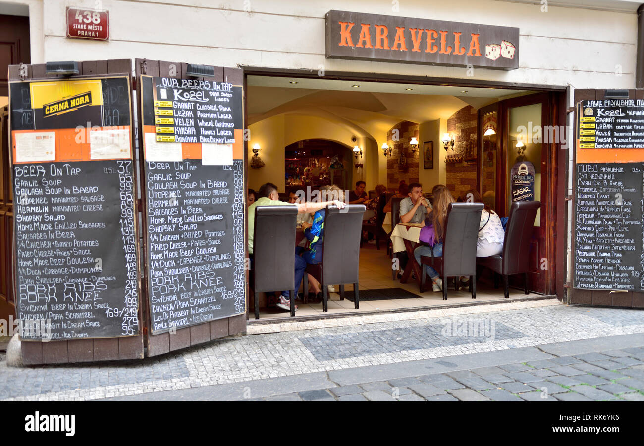 Fuori del ristorante cercando in con grande lavagna menu prezzi da ingresso sul display nella città vecchia di Praga centrale Foto Stock