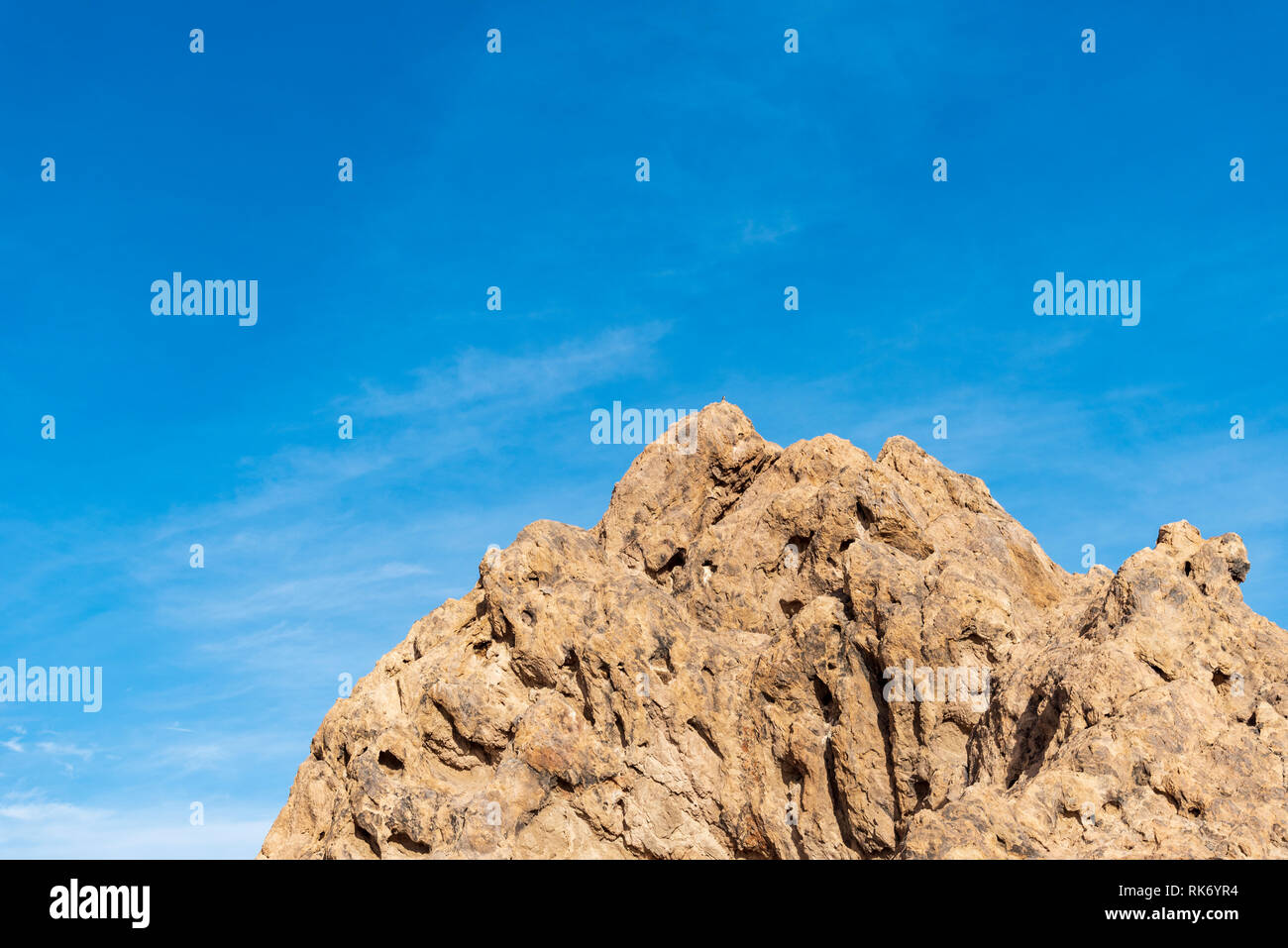 Primo piano di formazione di roccia che mostra le texture e i dettagli in azzurro cielo. Foto Stock