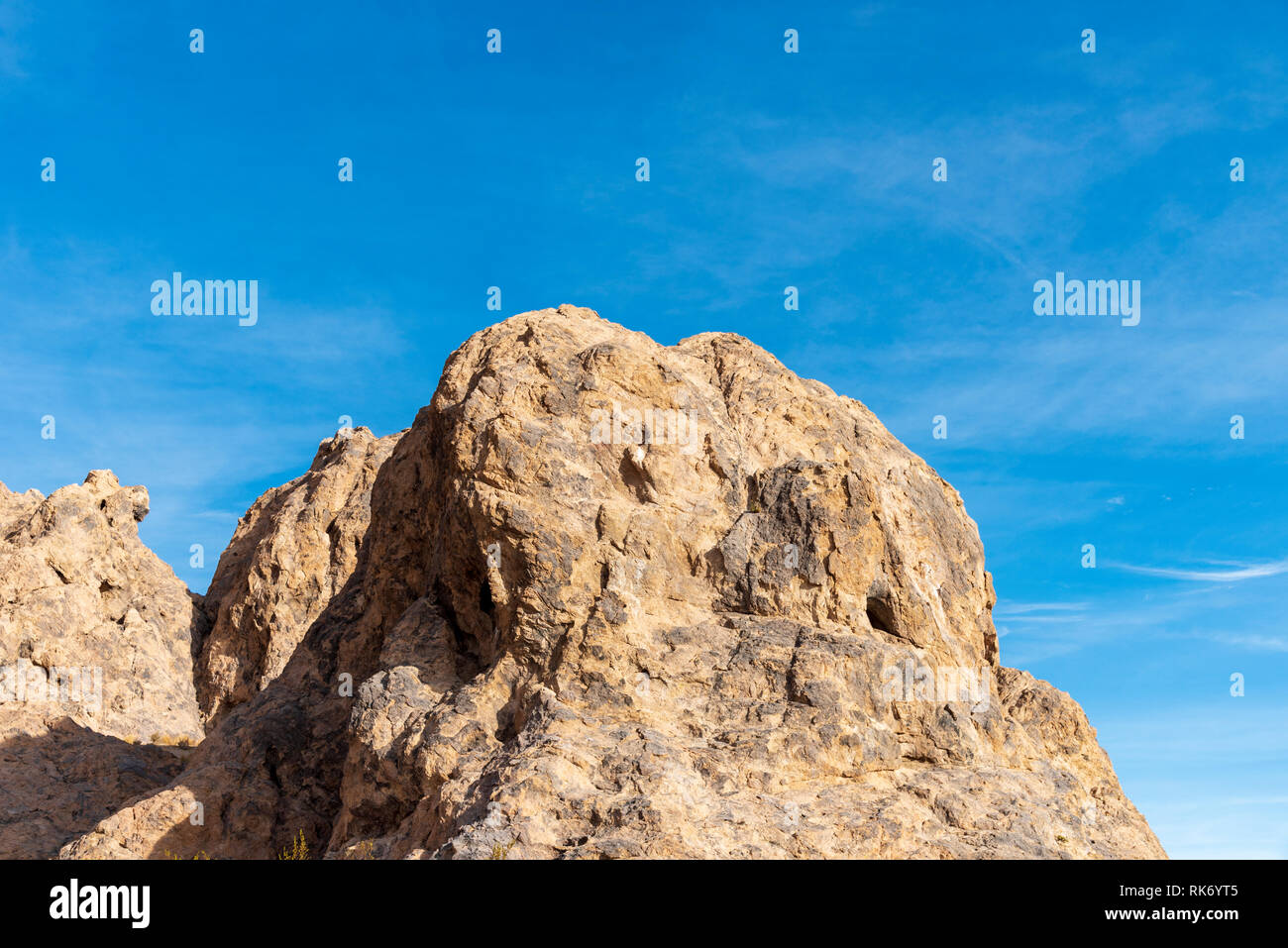 Primo piano di formazione di roccia che mostra le texture e i dettagli in azzurro cielo. Foto Stock