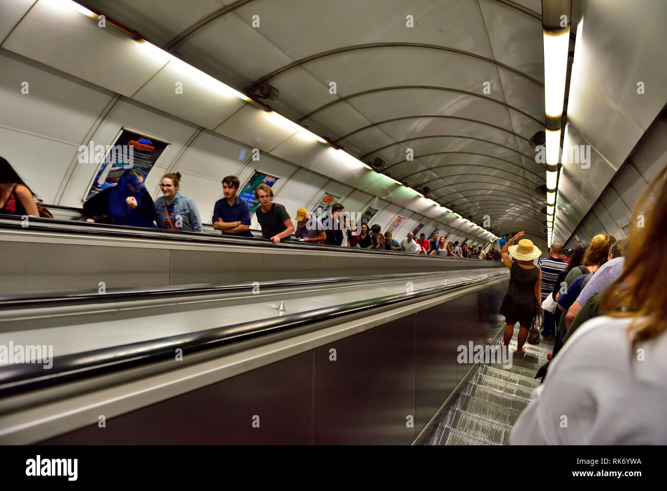 Escalator occupato a Staromestska rapida della metropolitana stazione di trasporto Prague Old Town, Foto Stock