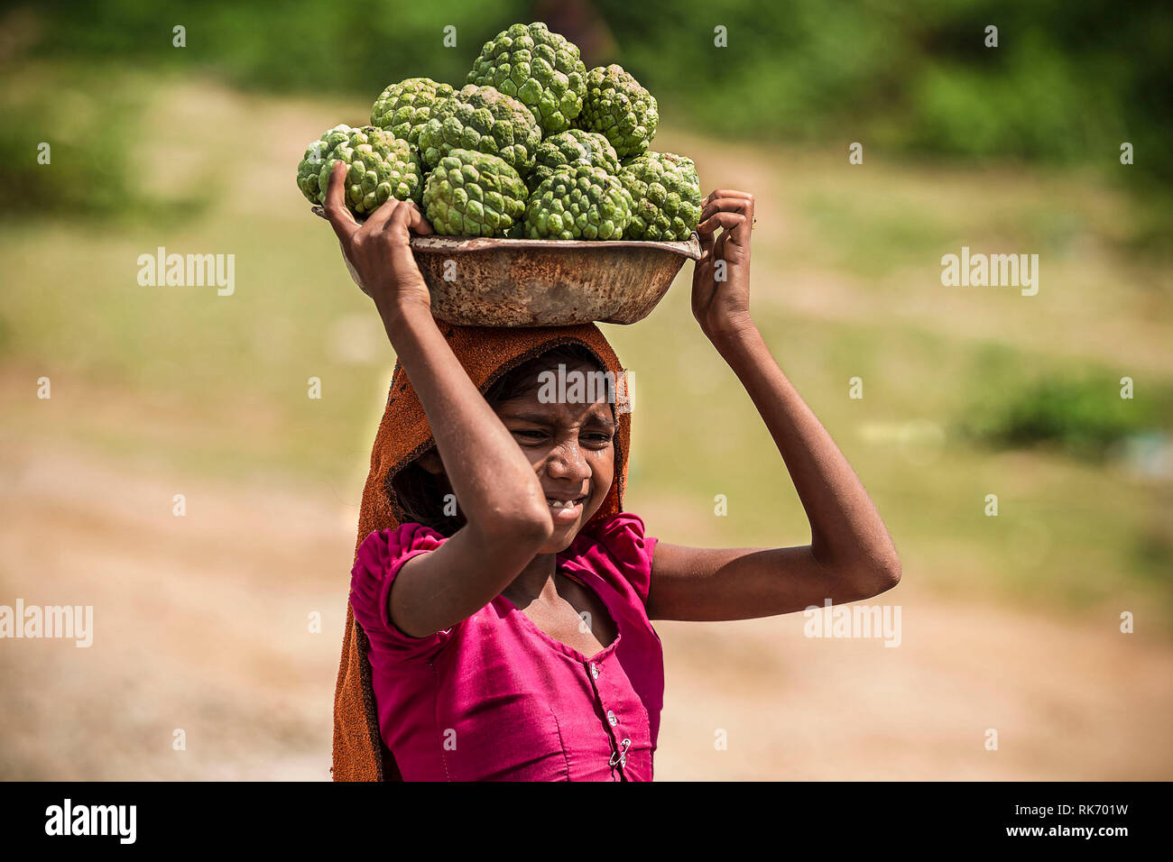 Ragazza vendita di verdure su strada Foto Stock