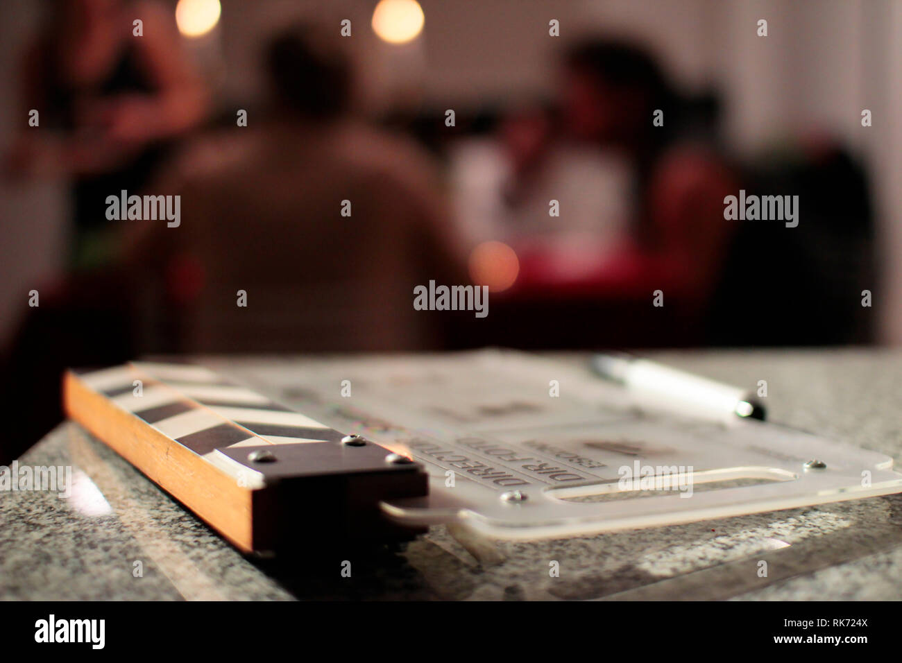 Filmato clapperboad con persone sfocate sullo sfondo Foto Stock