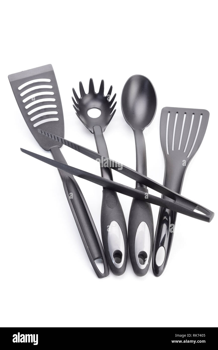 Posate pallet abs kitchen Mestoli e pinze su sfondo bianco Foto Stock