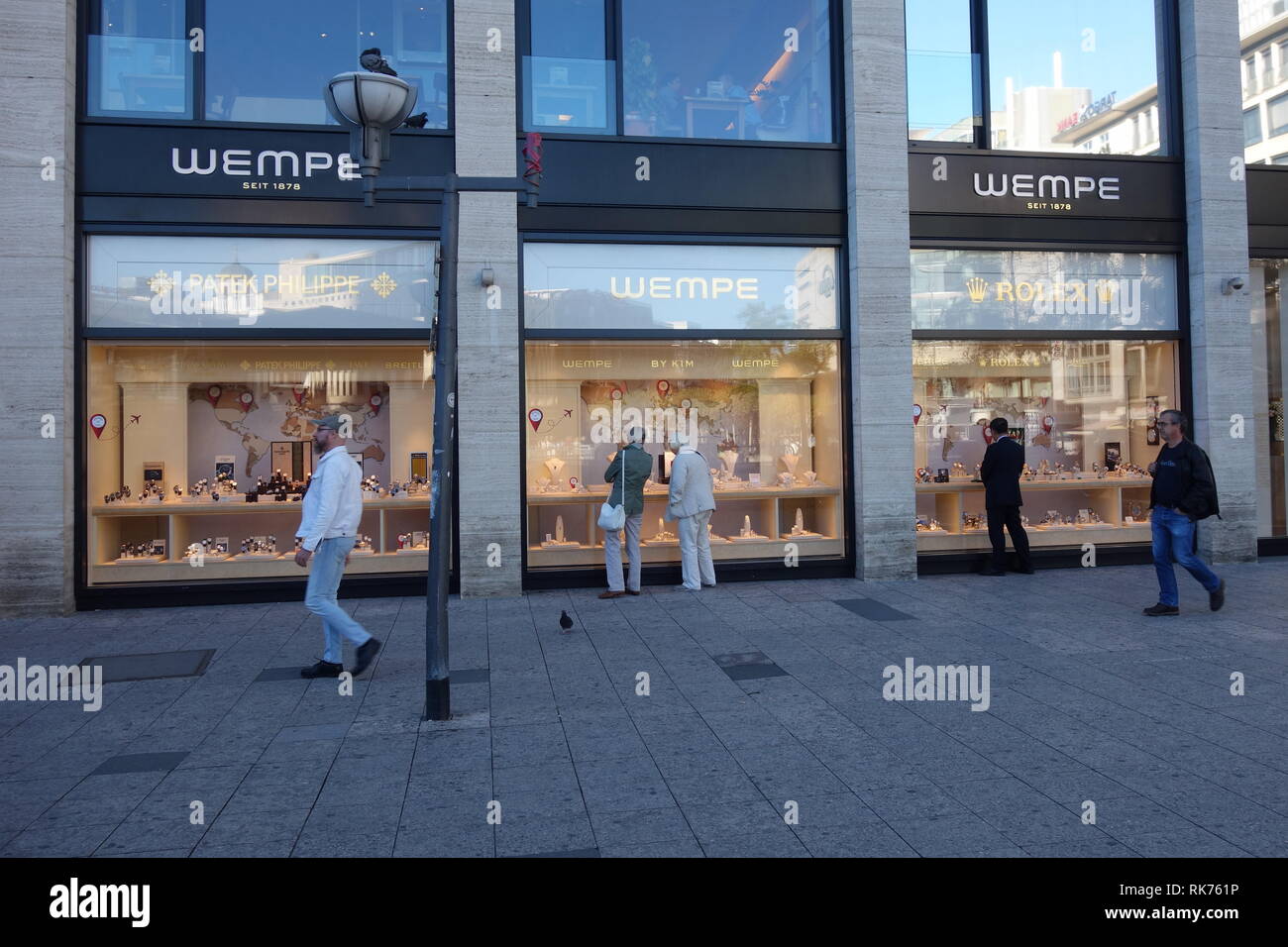 Shoppers sfoglia costosi orologi attraverso le finestre del Juwelier Wempe gioiellerie di lusso in Frankfurt am Main. Foto Stock