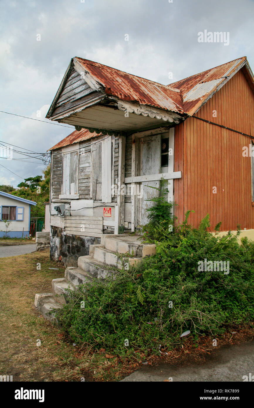 Vecchie case in legno nell'isola Sint Eustatius (Statia) nei pacifici Foto Stock