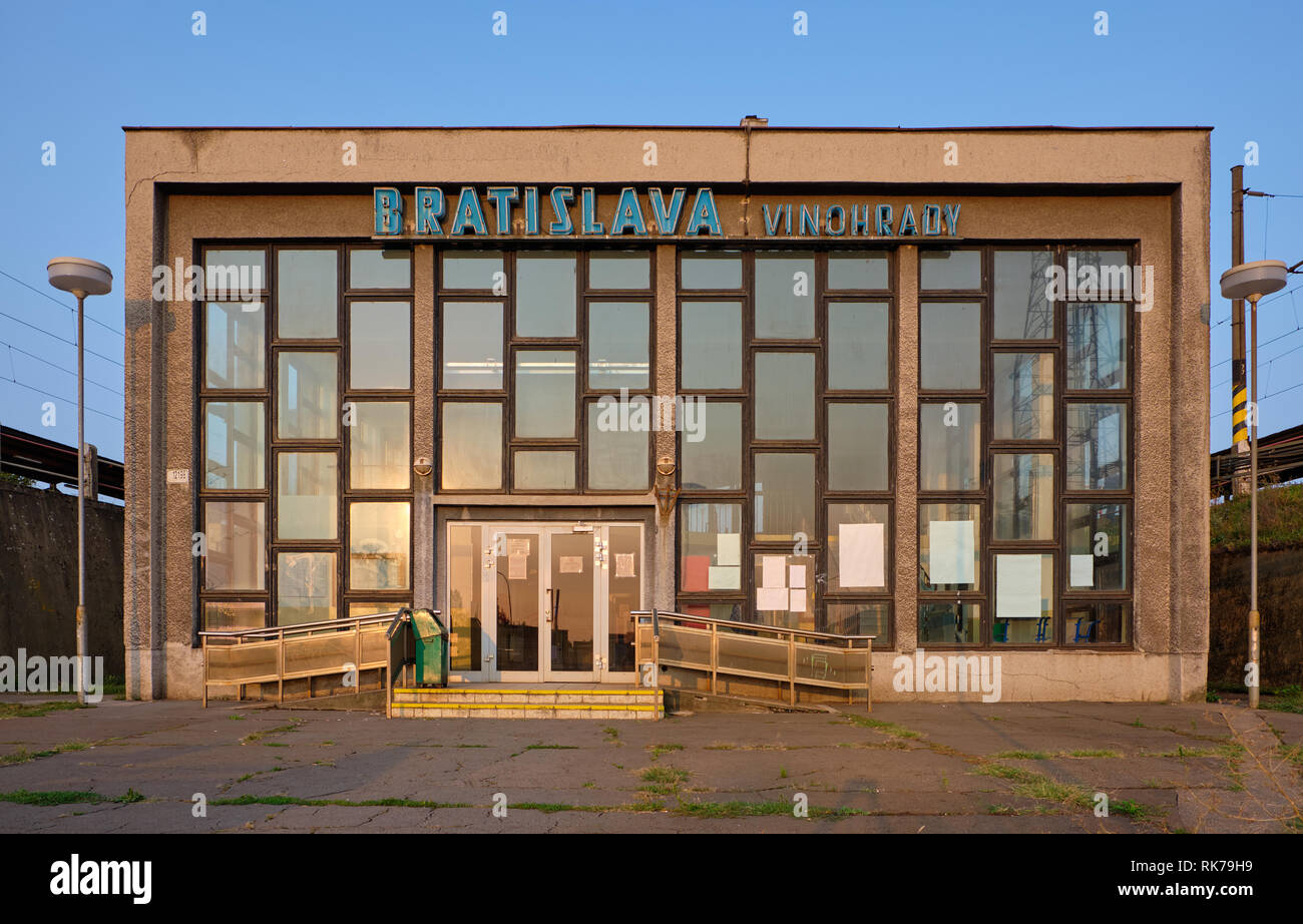 La facciata brutalist di Vinohrady stazione ferroviaria di Bratislava. La Slovacchia, Foto Stock