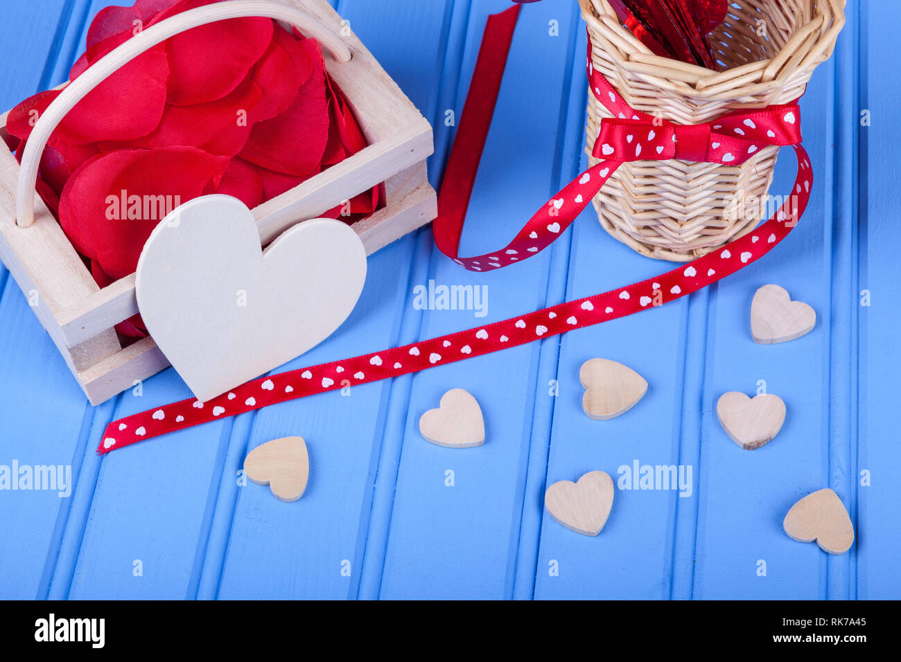 Il giorno di San Valentino concetto foto orizzontale, vista dall'alto accessorio di decorazione su sfondo blu Foto Stock