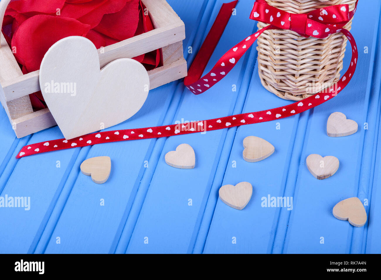 Il giorno di San Valentino concetto foto orizzontale, vista dall'alto accessorio di decorazione su sfondo blu Foto Stock