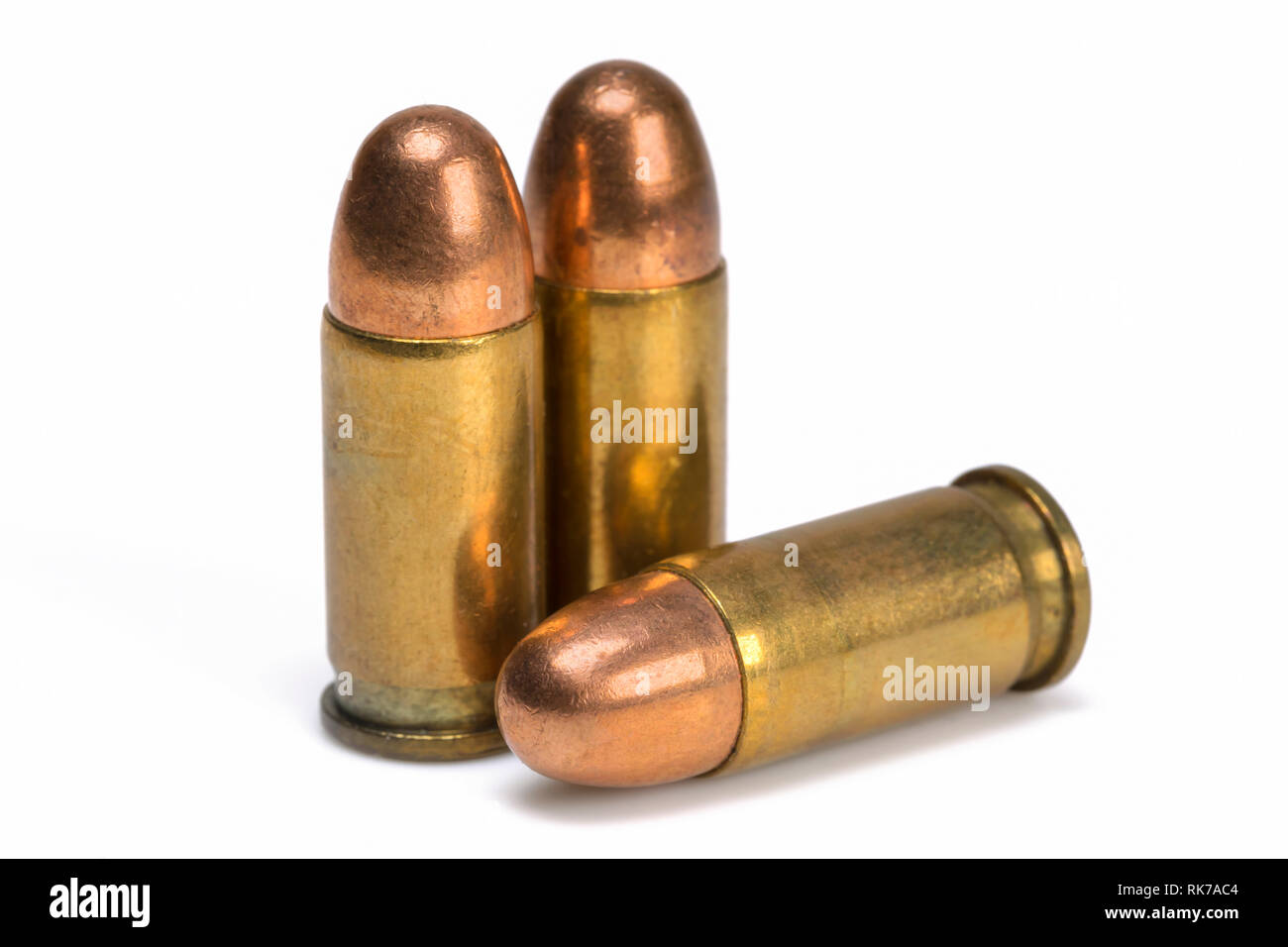 Tre proiettili di pistola isolati su sfondo bianco. Foto Stock