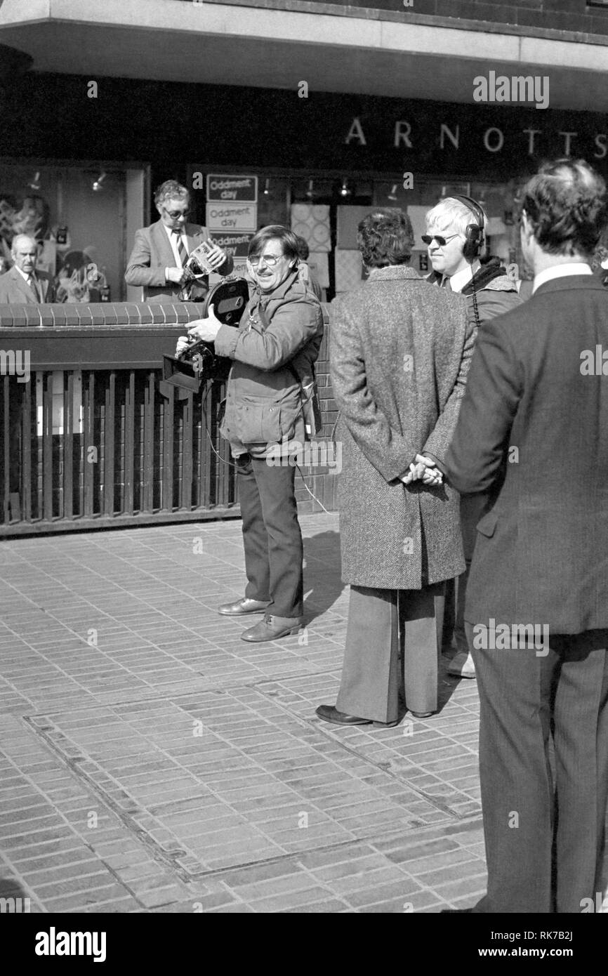 Troupe presso il St Enoch metropolitana. Arnotts store in background. - Glasgow 1981 Foto Stock