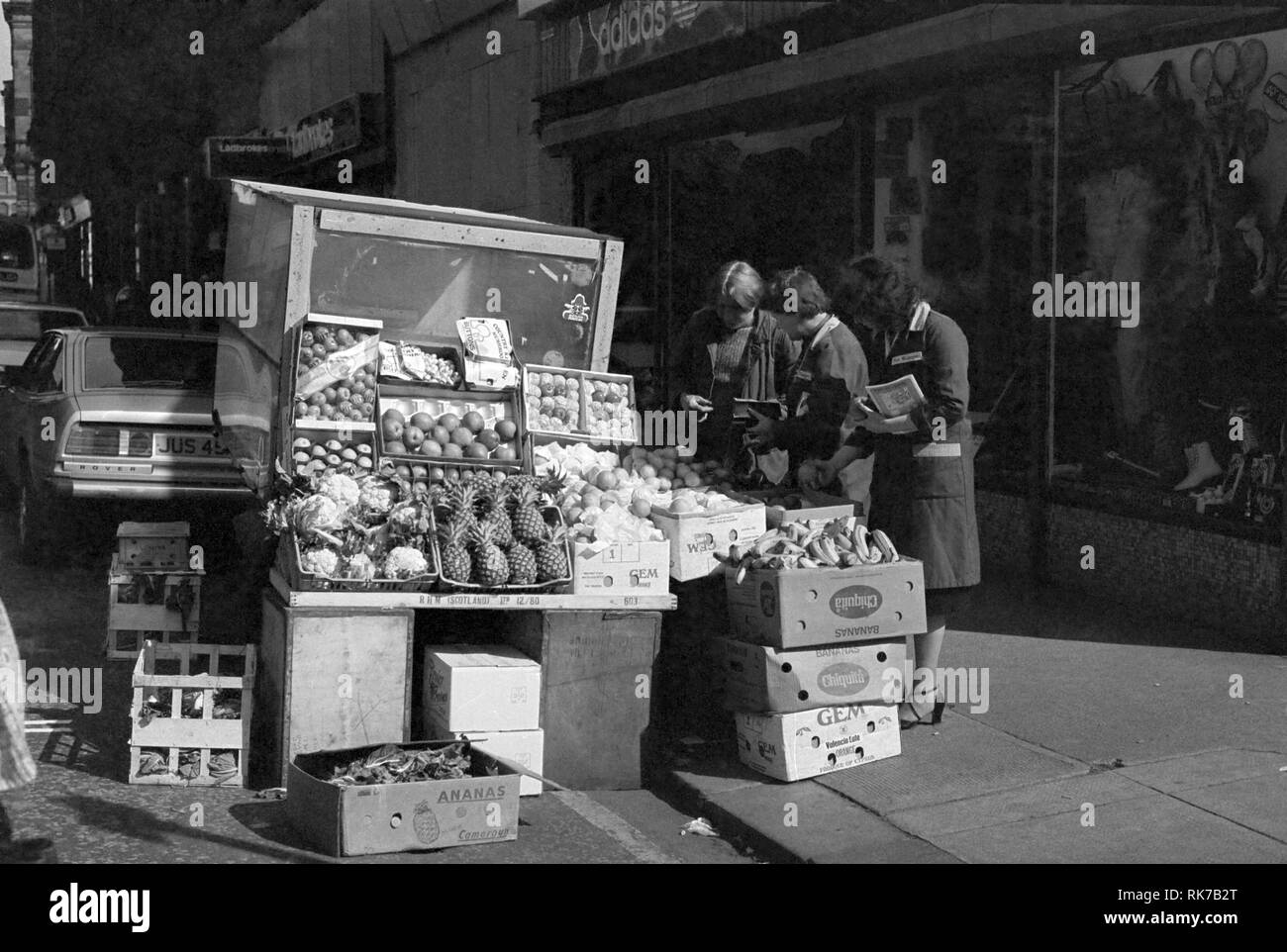 Pressione di stallo di frutta in una delle strade laterali su Argyle Street, Glasgow. Onorevoli colleghe fuori a pranzo per la loro frutta e verdura. 1981 Foto Stock