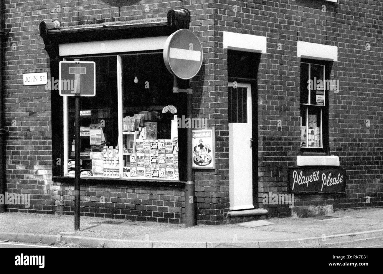 John Street, Wakefield, Yorkshire, con un angolo tradizionale shop, come Coronation Street. 1979 Foto Stock