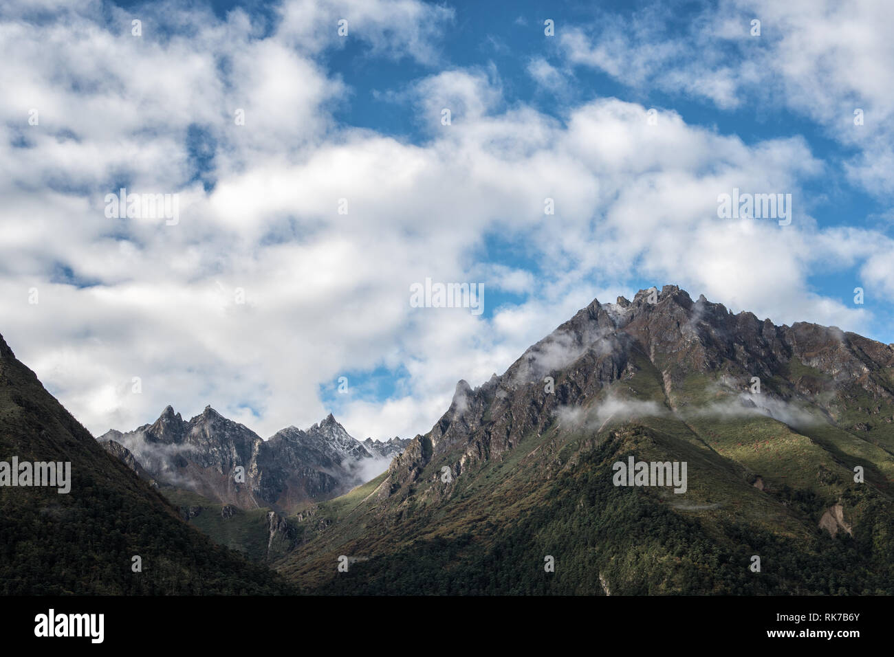 Nuvole e montagne da Laya, Gasa distretto, Snowman Trek, Bhutan Foto Stock