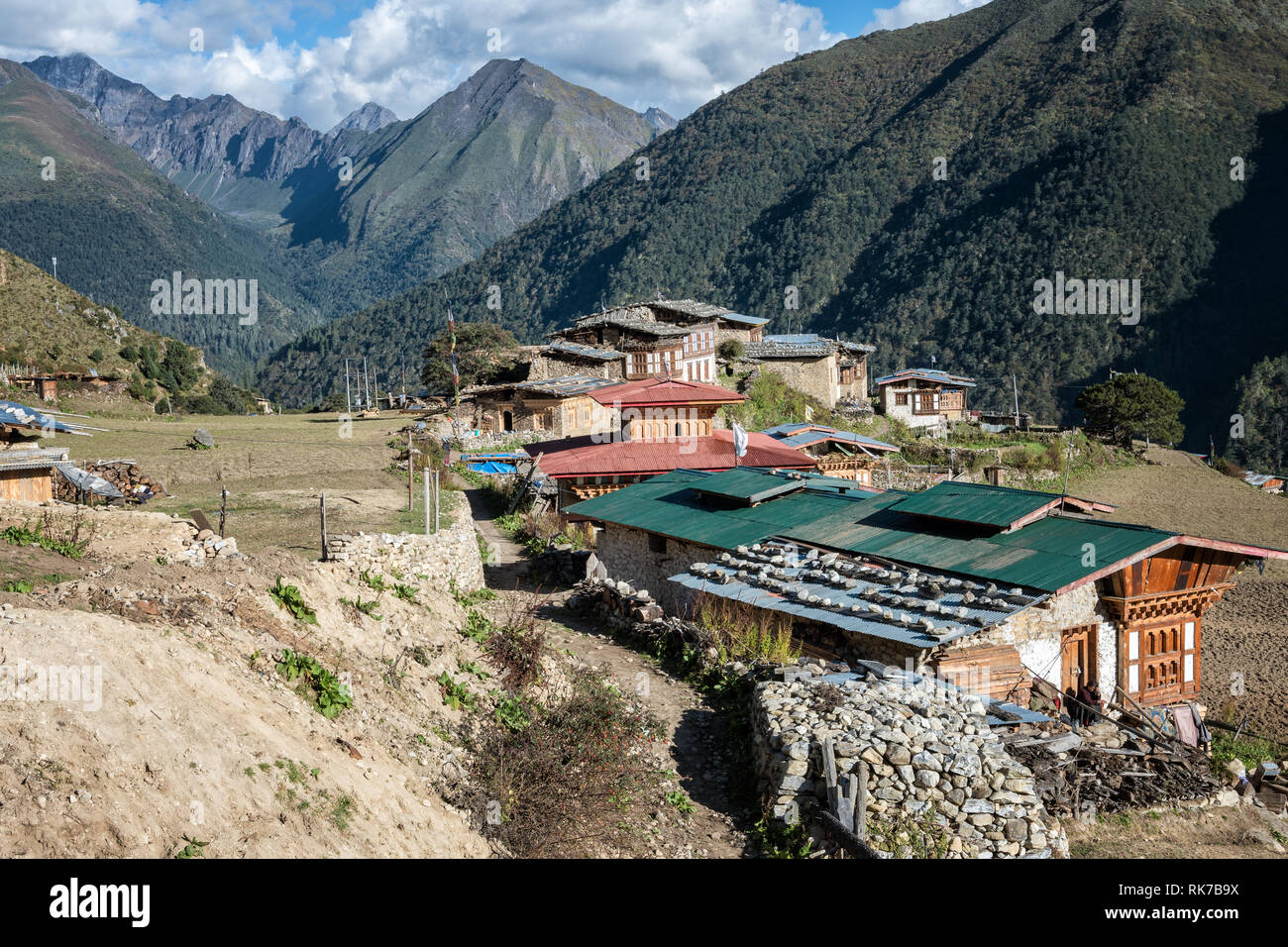 Case e montagne nel villaggio di Laya, Gasa distretto, Snowman Trek, Bhutan Foto Stock