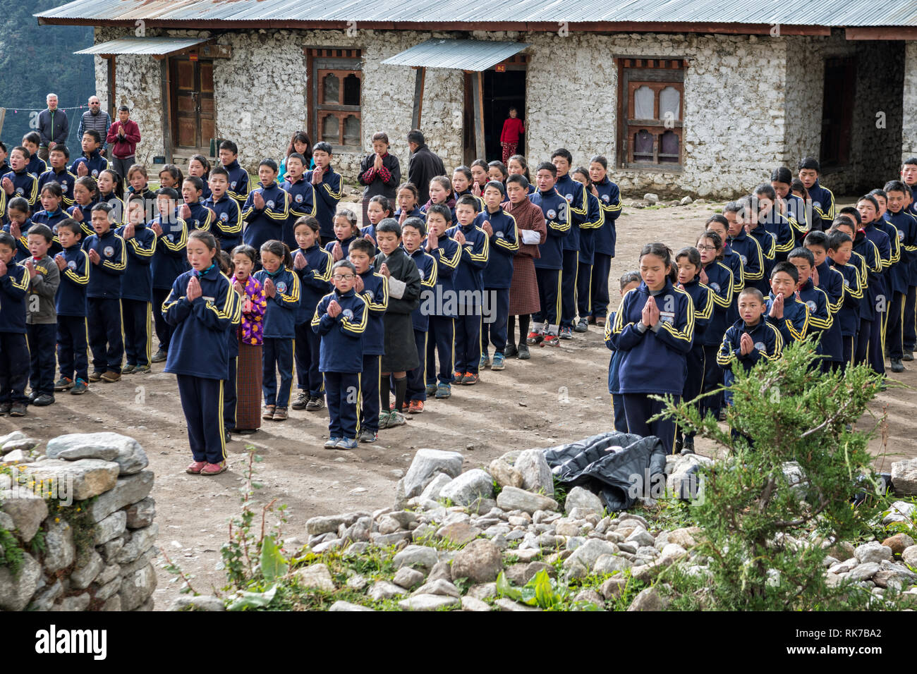 Mattina cerimonia per gli scolari in Laya, Gasa distretto, Snowman Trek, Bhutan Foto Stock