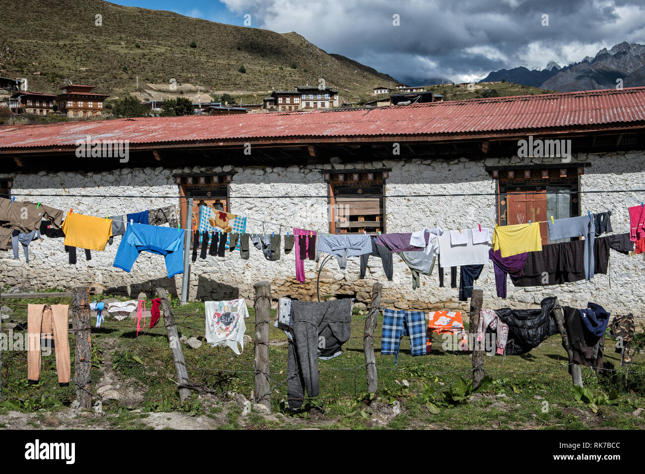 Servizio lavanderia essiccazione nel villaggio di Laya, Gasa distretto, Snowman Trek, Bhutan Foto Stock
