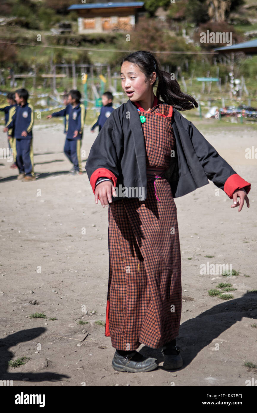 Lezione di ballo in schoolyard di Laya, Gasa distretto, Snowman Trek, Bhutan Foto Stock