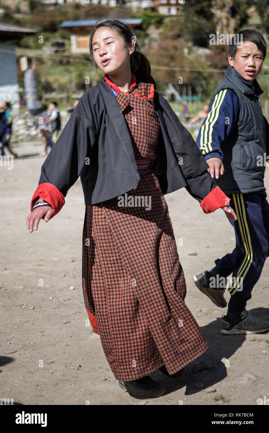 Lezione di ballo in schoolyard di Laya, Gasa distretto, Snowman Trek, Bhutan Foto Stock