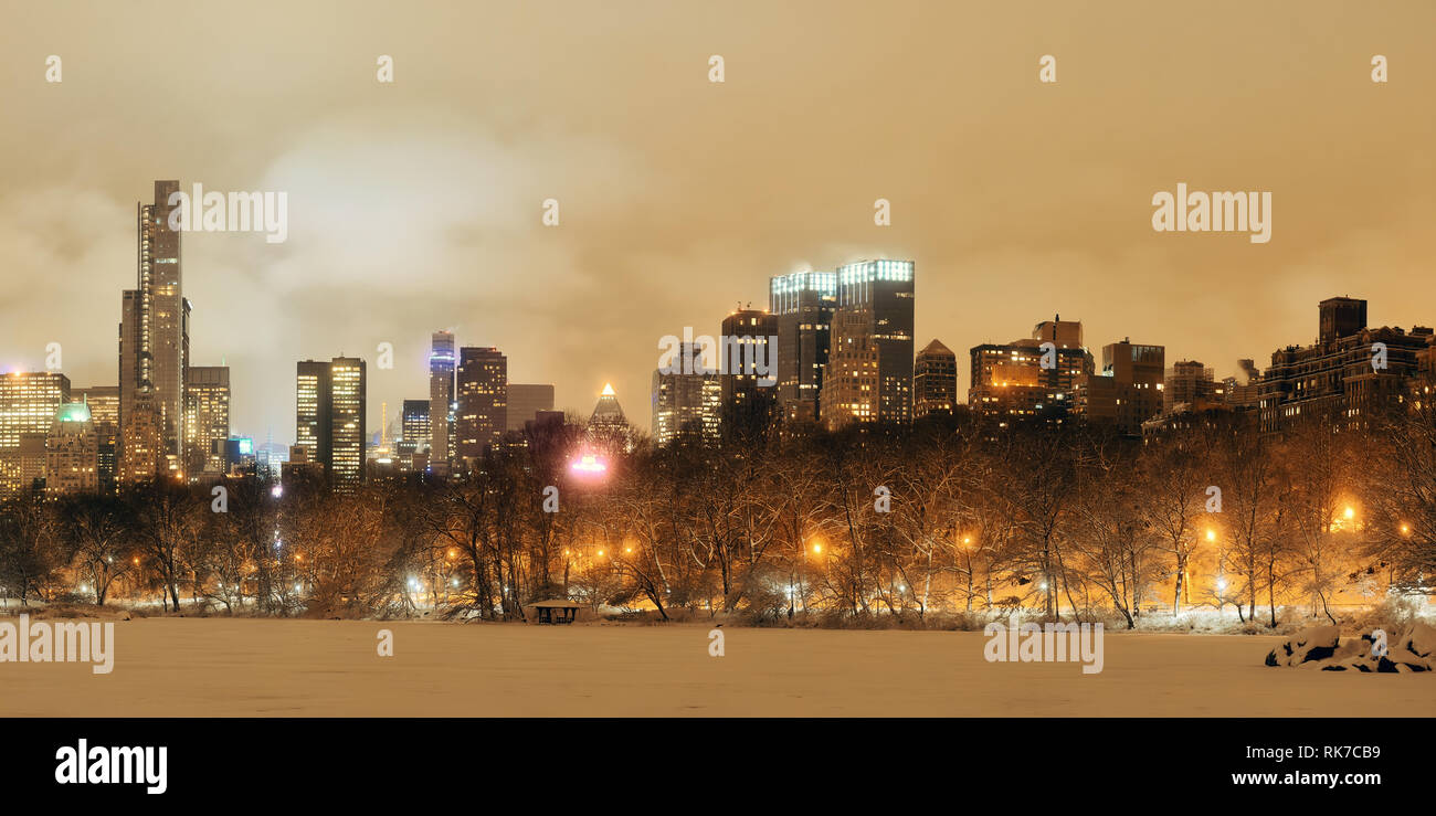 Central Park inverno al panorama notturno con grattacieli di Manhattan a New York City Foto Stock