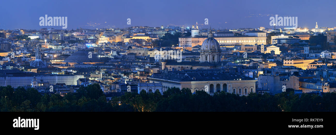Roma panorama sul tetto con vista skyline e antica architettura in Italia di notte. Foto Stock
