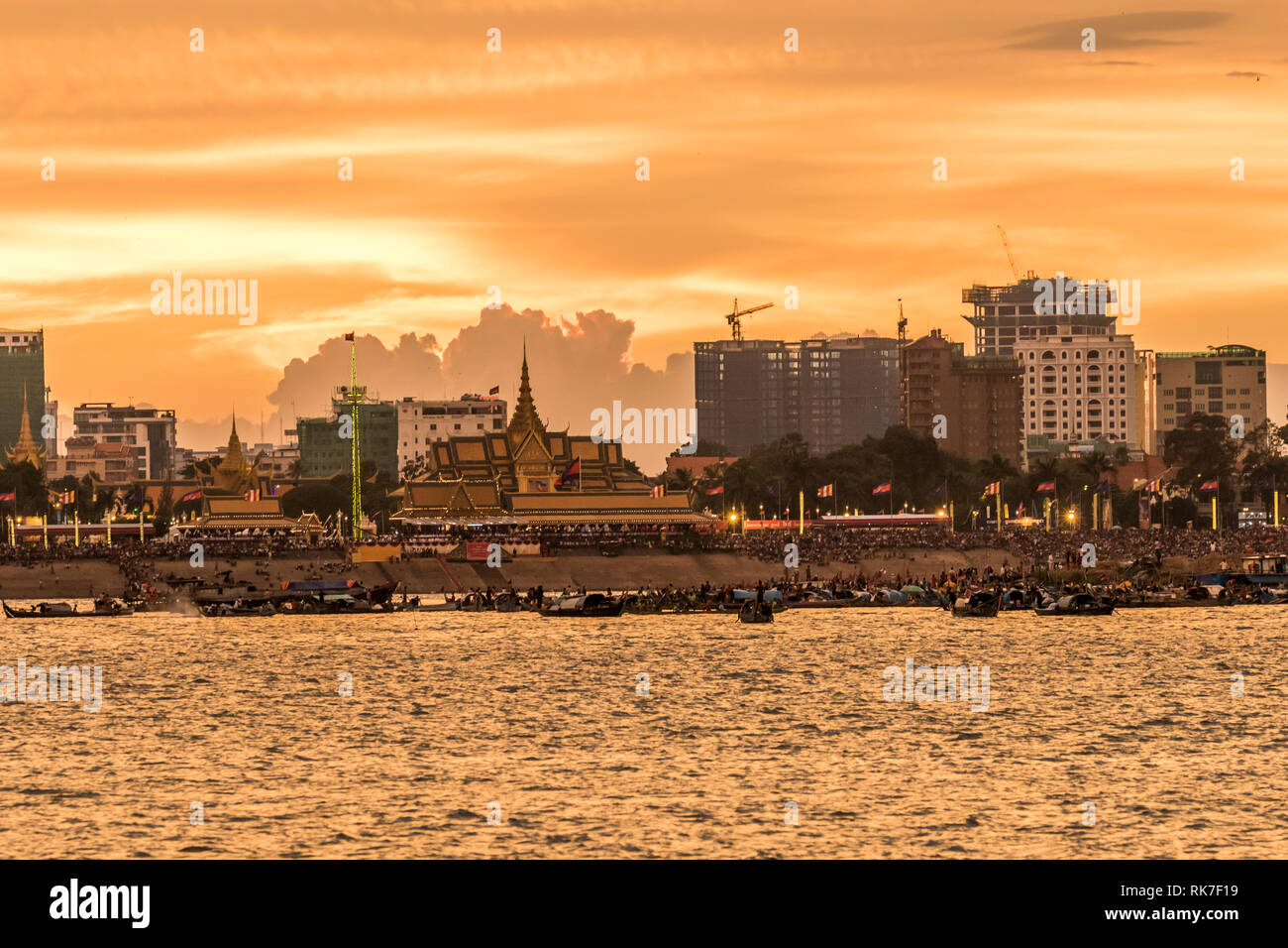 Phnom Penh water festival a Sap Tonie fiume prosegue per 3 giorni. popolare tra la gente del posto e turisti ogni notte si conclude con uno spettacolo pirotecnico Foto Stock