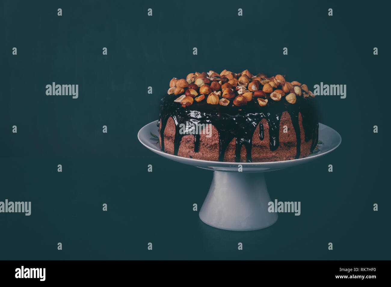 Il cioccolato torta casalinga decorata con lamponi su sfondo grigio. Foto Stock