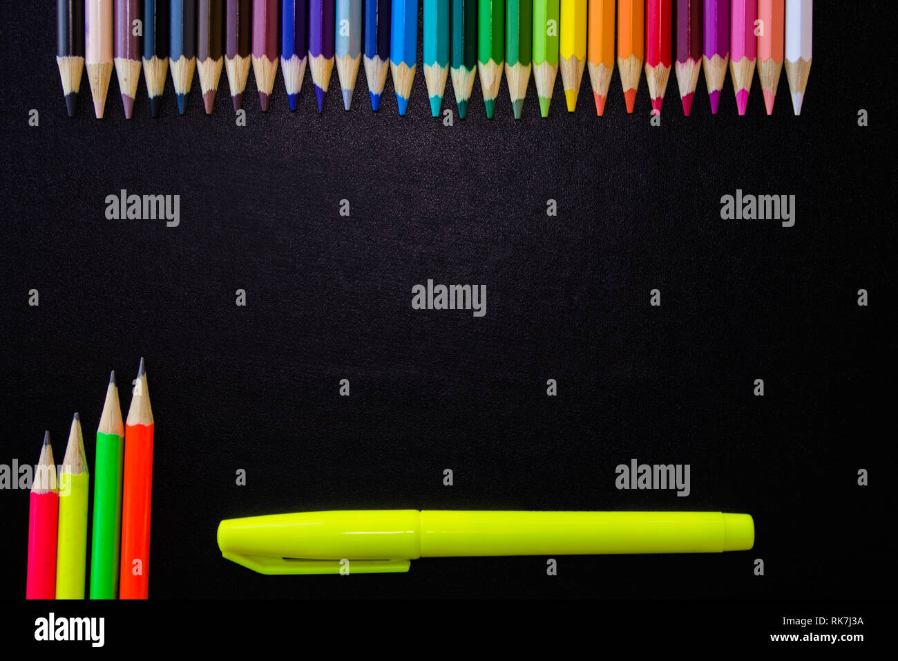 Scuola di disegno e fornisce su sfondo nero. Matite colorate, matite evidenziatore e. Con copia spazio. Foto Stock