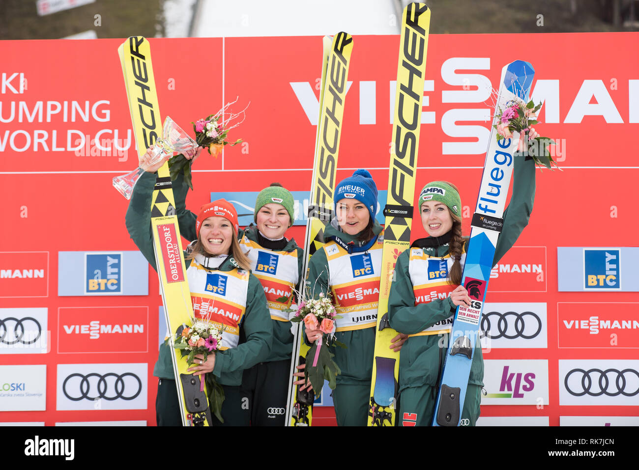 La squadra vincente del team evento presso il FIS Ski Jumping World Cup Ladies Ljubno il 9 febbraio 2019 a Ljubno, Slovenia. Da sinistra: Katharina Althaus, Anna Rupprecht, Carina Vogt e Juliane Seyfarth. (Foto di Rok Rakun / Pacific Stampa) Foto Stock