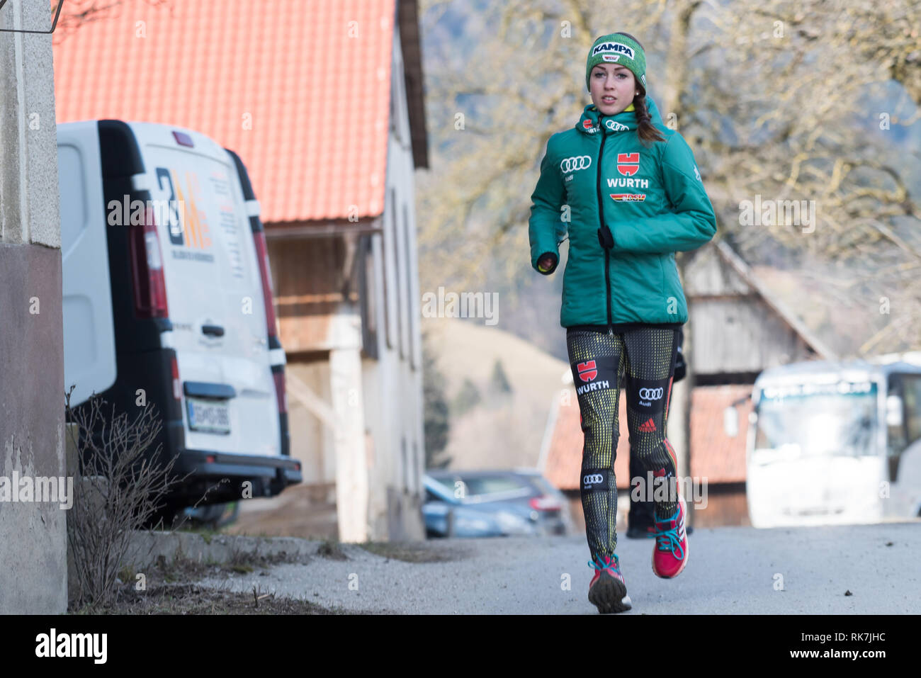 Juliane Seyfarth di Germanywarming fino prima della FIS Ski Jumping World Cup Ladies Ljubno il 9 febbraio 2019 a Ljubno, Slovenia. (Foto di Rok Rakun / Pacific Stampa) Foto Stock