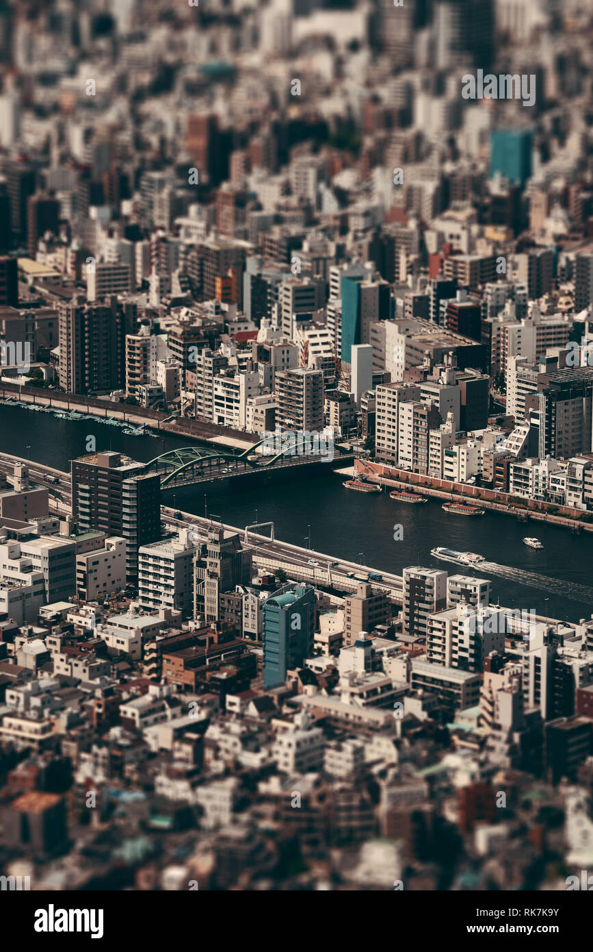 Tokyo urbano vista sul tetto sfondo tilt-shift effetto, Giappone. Foto Stock