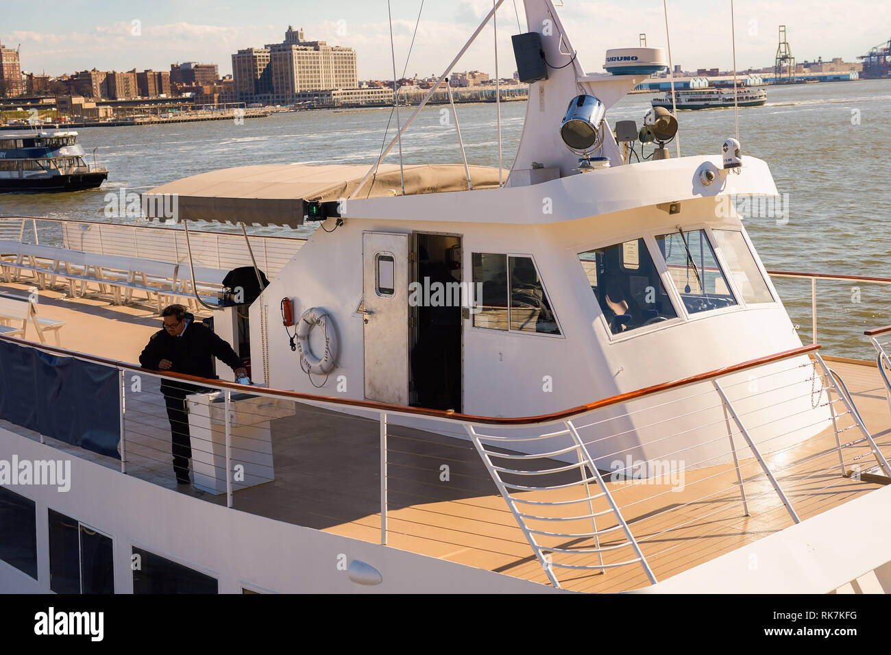 NEW YORK - MARZO 17, 2016: Hornblower serenità nei pressi di Pier 15 al giorno. Pier 15 è situato ad est di South Street e FDR Drive in Lower Manhattan, New Foto Stock