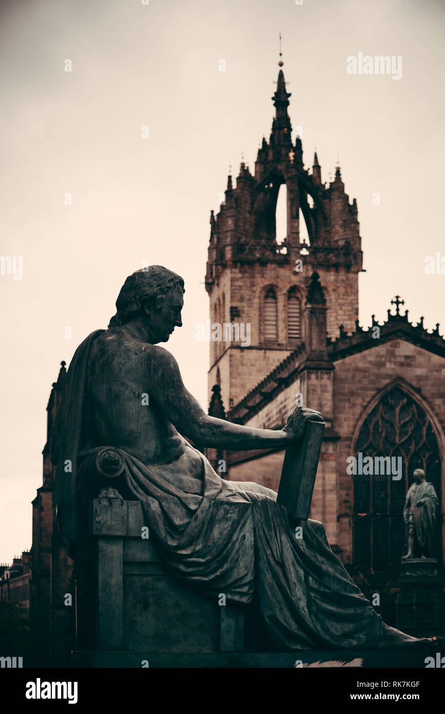 La Cattedrale di St Giles con David Hume statua come il famoso punto di riferimento di Edimburgo. Regno Unito. Foto Stock