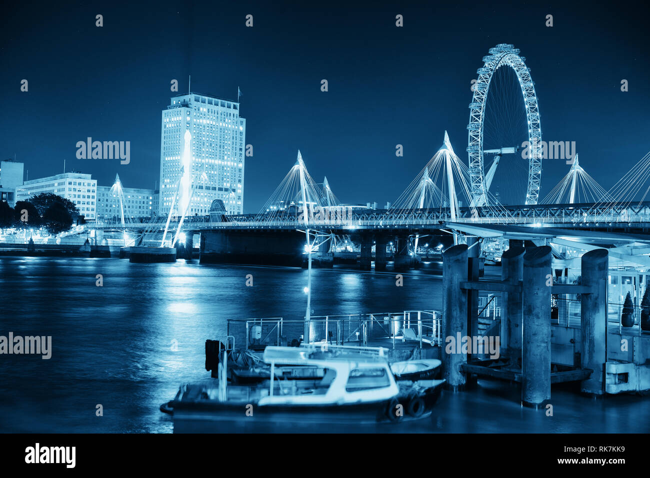 Il fiume Tamigi vista notturna con edifici per uffici, barca e London Eye in bianco e nero. Foto Stock