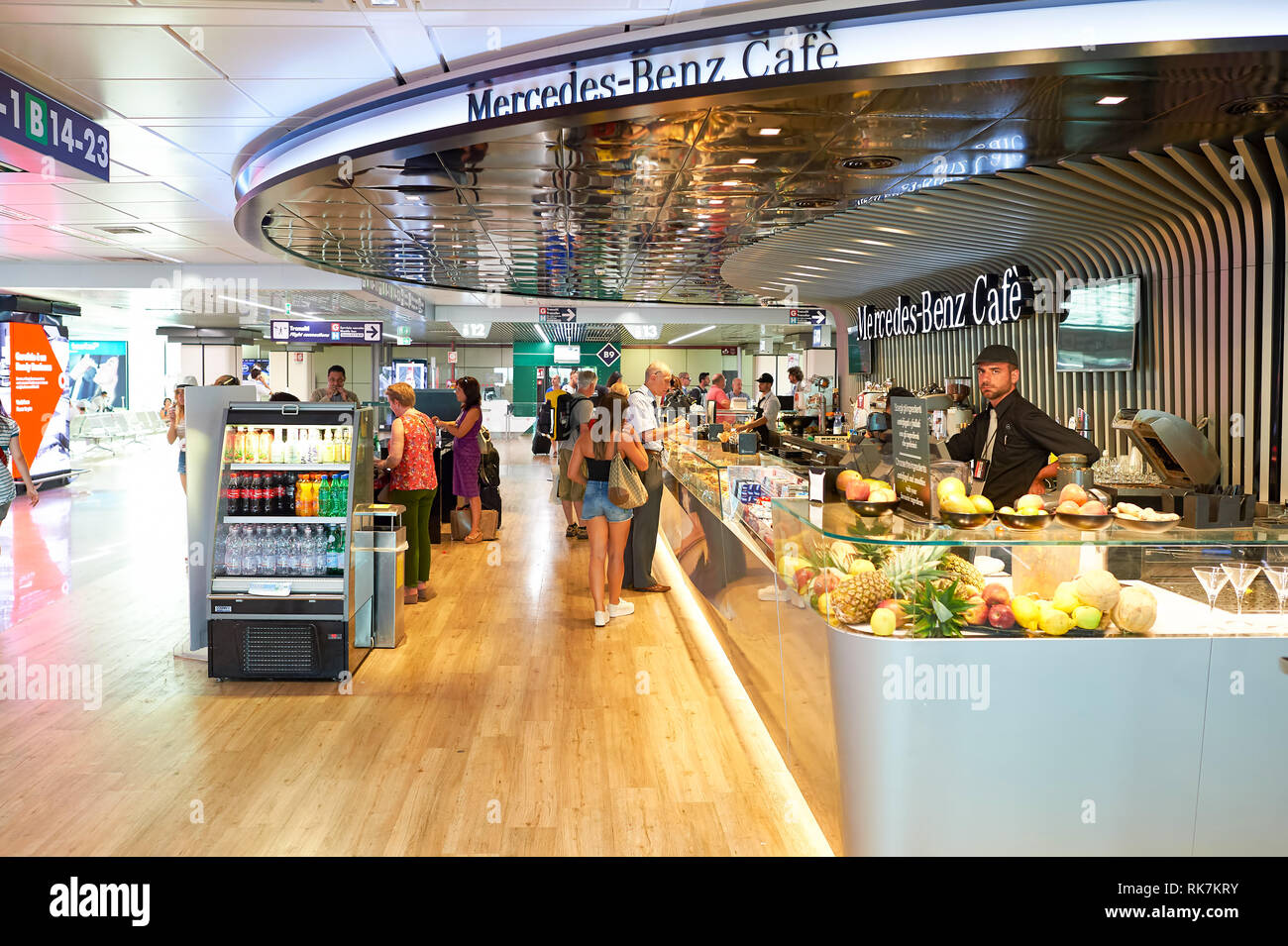 Roma, Italia - 04 agosto 2015: all'interno dell'aeroporto di Fiumicino. Aeroporto di Fiumicino - Leonardo da Vinci International Airport è un grande aeroporto internazionale in ro Foto Stock