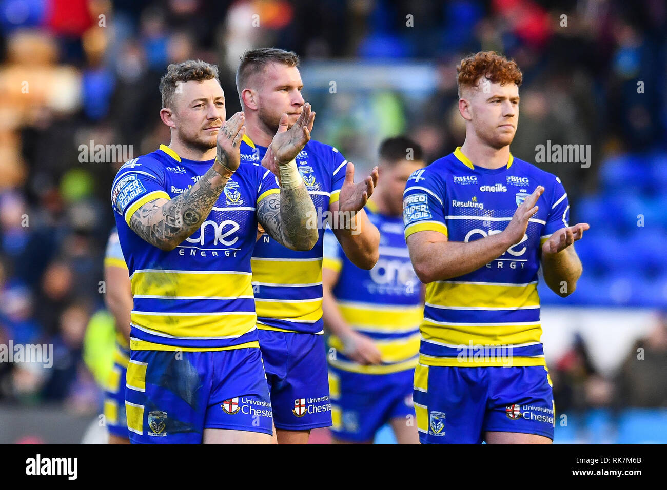 9 febbraio 2019 , Halliwell Jones Stadium, Warrington, Inghilterra; Betfred Super League, Round 2, Warrington lupi vs Hull KR ; Josh Charnley (5) di Warrington conduce gli applausi a warrington appassionati al fischio finale Credito: Craig Thomas/news immagini Foto Stock