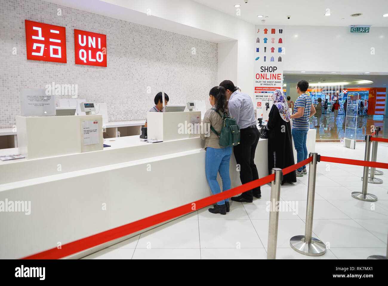 KUALA LUMPUR, Malesia - 09 Maggio 2016: Uniqlo store in Suria KLCC. Uniqlo Co., Ltd. è un giapponese di abbigliamento casual designer e produttore e rivenditore. Foto Stock