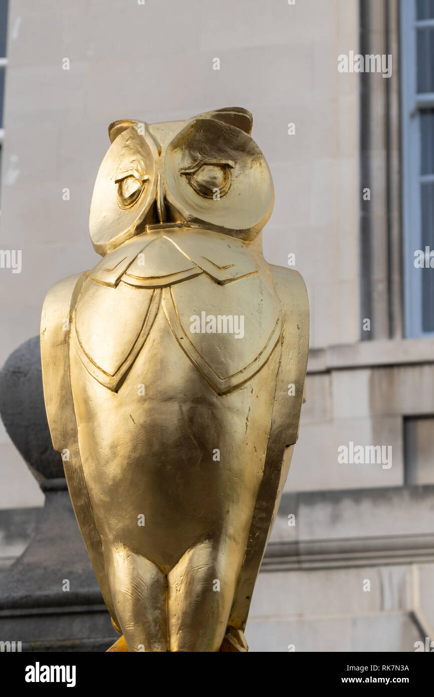 C'è una statua di gufo dorato brillante montata su un esterno della Civic Hall, Millennium Square, Leeds, West Yorkshire, Inghilterra, REGNO UNITO. Foto Stock