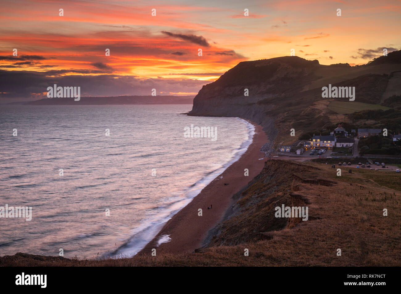 Seatown e il Golden Cap in Dorset au tramonto. Foto Stock