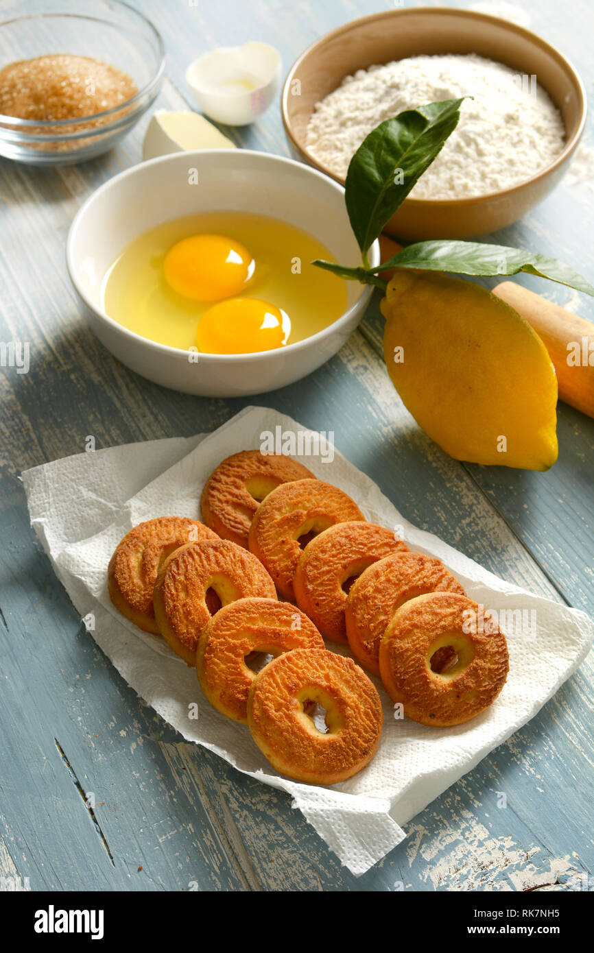 I cookie di uovo con ingredienti intorno - verticale - primo piano Foto Stock