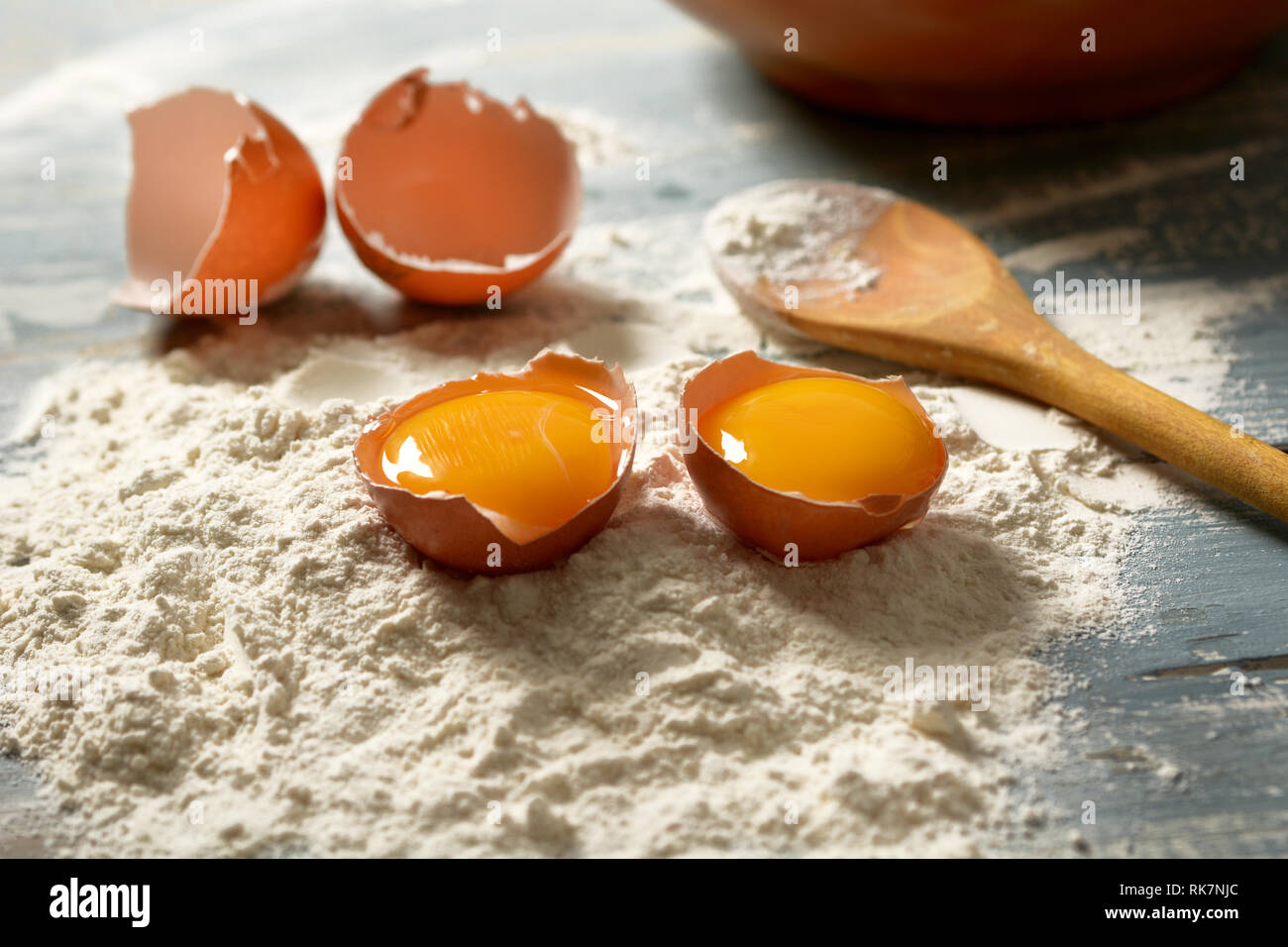 Farina di grano tenero e uova sul tavolo di legno - Orizzontale - primo piano Foto Stock