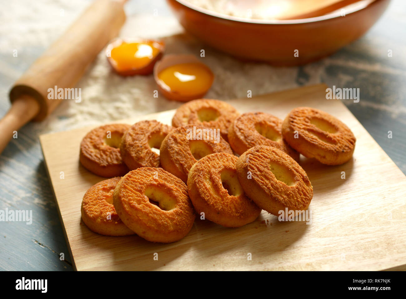 I cookie di uovo con ingredienti intorno - Orizzontale - primo piano Foto Stock