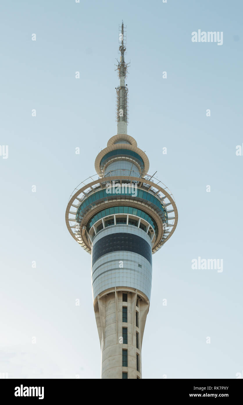 Auckland / Nuova Zelanda - Dicembre 15, 2018 : Vista di Skytower con piattaforma di osservazione Foto Stock