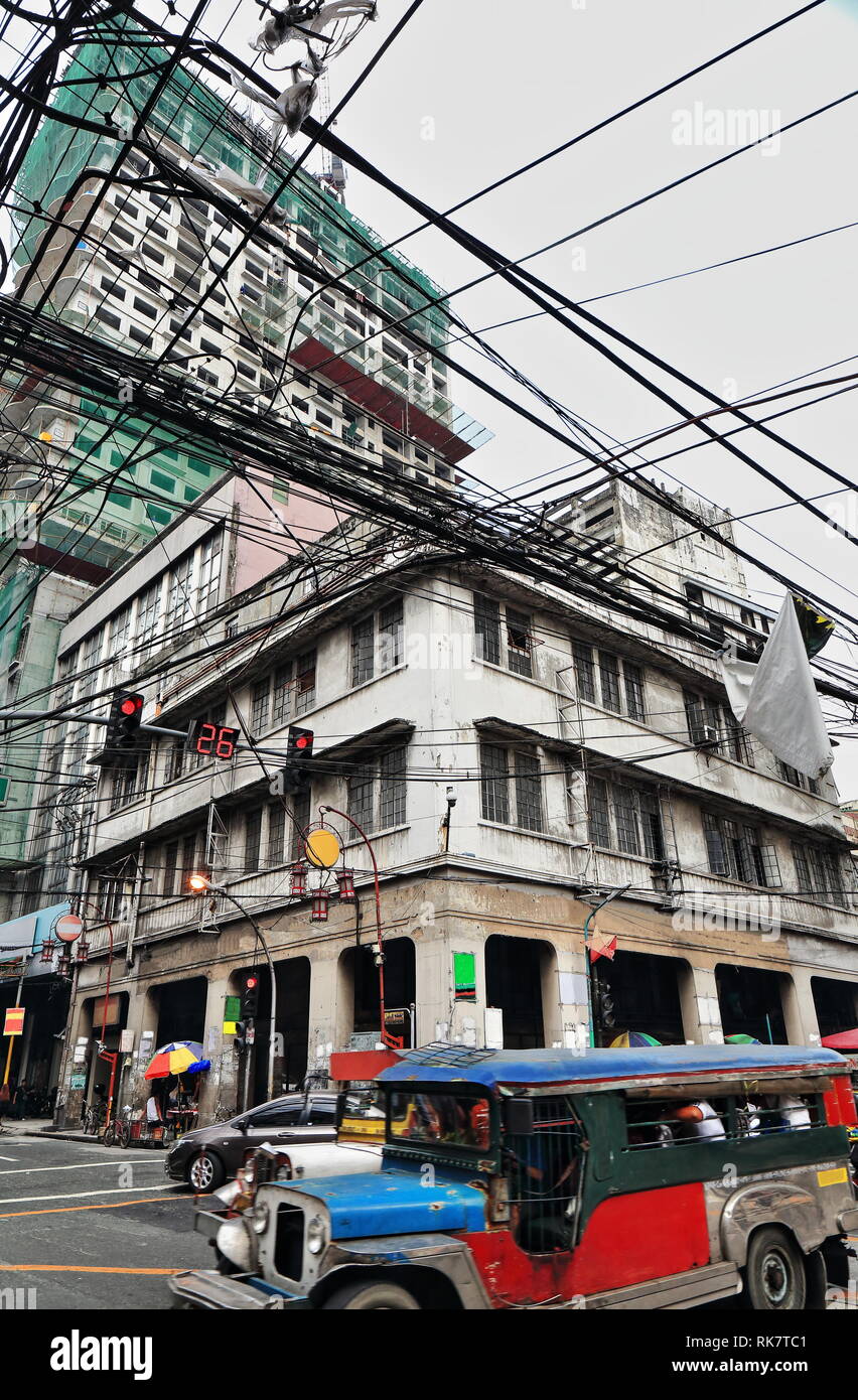 Gigantesco pasticcio di cavi elettrici su Quintin Paredes Rd.-Dasmariñas St.traversata nel distretto di Binondo-più antica Chinatown nel mondo fondata dal Foto Stock