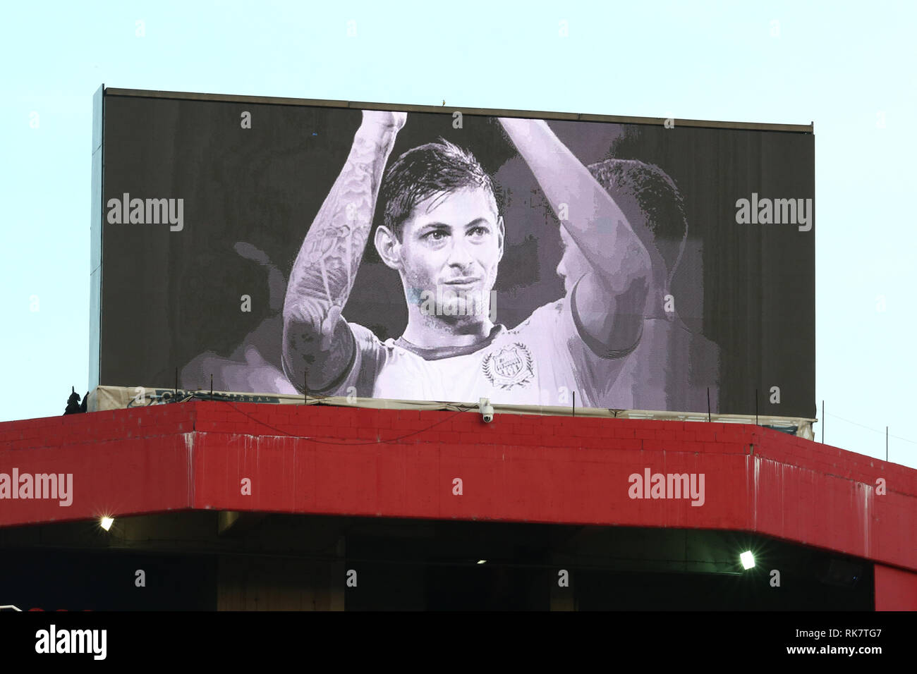 BUENOS AIRES, Argentina - Febbraio 09, 2019: Emiliano Sala foto sul grande schermo il la Libertadores d'America arena prima che la partita inizia in Bue Foto Stock