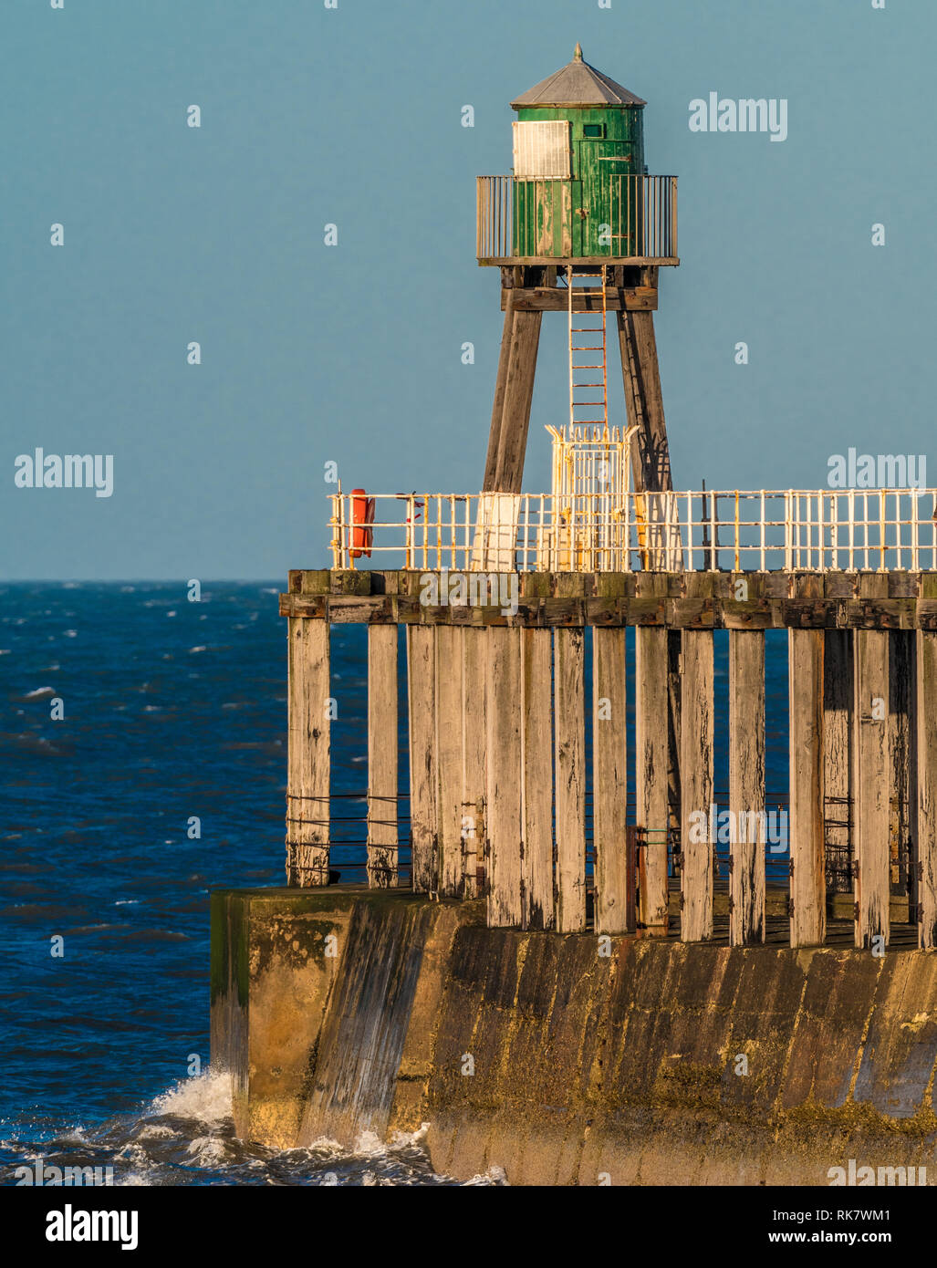 Faro torre del marcatore in ingresso al porto, Whitby, North Yorkshire, Regno Unito. Foto Stock